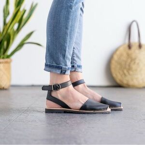 PONS Avarcas Classic Strap Black Sandals Size 8 NWOT